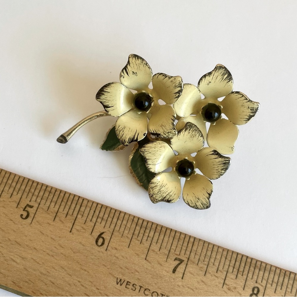 Vintage Mid-Century Enamel And Goldtone Metal Flower Brooch - Picture 2 of 4